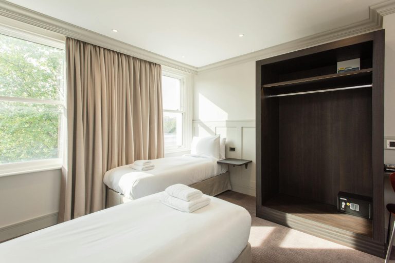 Bright twin hotel room with contemporary design in London, perfect for relaxation.