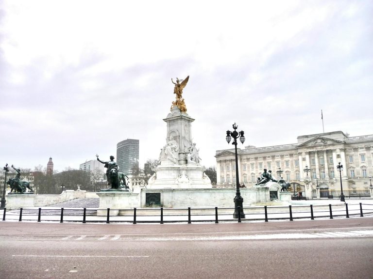 Capture of Victoria Memorial and Buckingham Palace, iconic London landmarks in daylight.