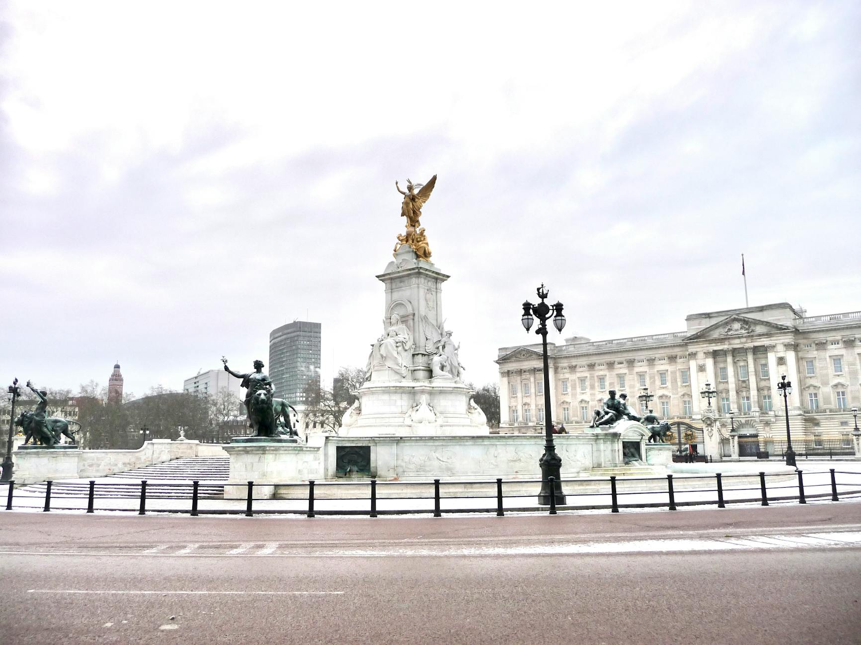 Capture of Victoria Memorial and Buckingham Palace, iconic London landmarks in daylight.